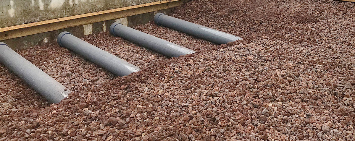 Humidified air is distributed through a network of perforated pipes into a plenum